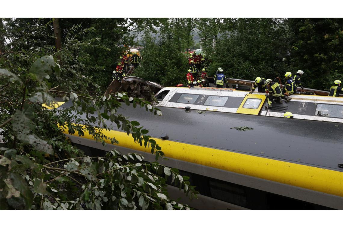 Feuerwehr: Rund 50 Verletzte bei Zugunglück Einsatzkräfte versuchen, die Fahrgäste aus dem entgleisten Zug zu retten.