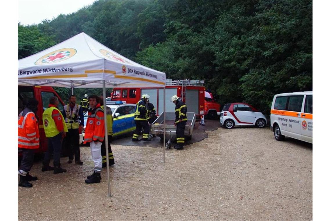 Beide Männer aus Falkensteiner Höhle gerettet Einsatzkräfte von Bergwacht und Feuerwehr versammeln sich vor dem Höhleneingang. Foto: Krytzner/SDMG