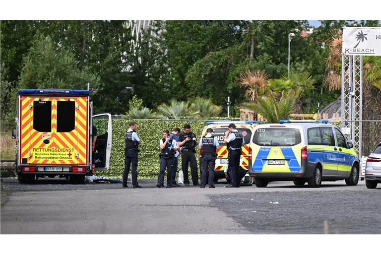 Einsatzkräfte von Bundes- und Landespolizei, Feuerwehr und Rettungsdienst sind Nahe des Grenzübergangs  im Einsatz.