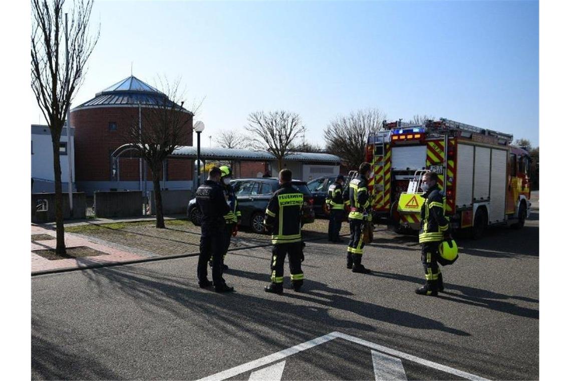 Gasleck in Grundschule: 55 Kinder in Sicherheit gebracht Einsatzkräfte von Feuerwehr und Polizei stehen vor einer Grundschule in Schwetzingen. Foto: R.Priebe /Pr-Video/dpa