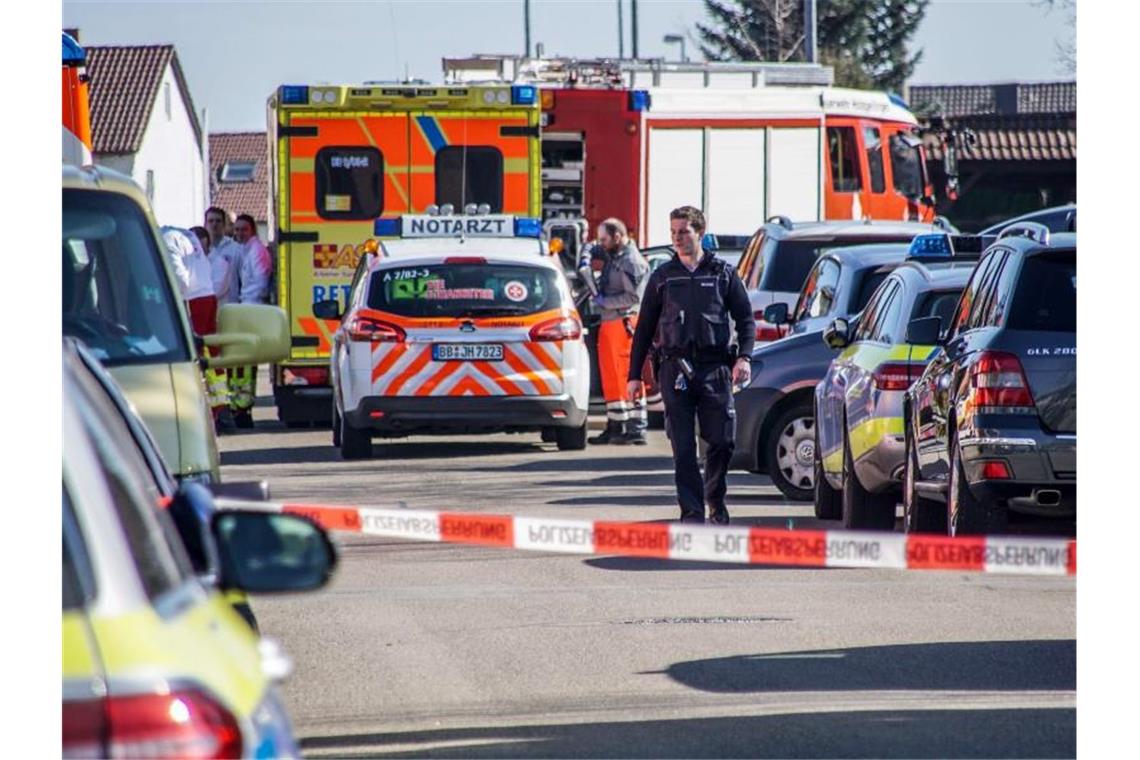 Drei Tote in Holzgerlingen: 30-jähriger Verdächtiger gesucht Einsatzkräfte von Polizei, Rettungsdiensten und Feuerwehr stehen in einem abgesperrten Wohngebiet. Foto: Dettenmeyer/SDMG/dpa