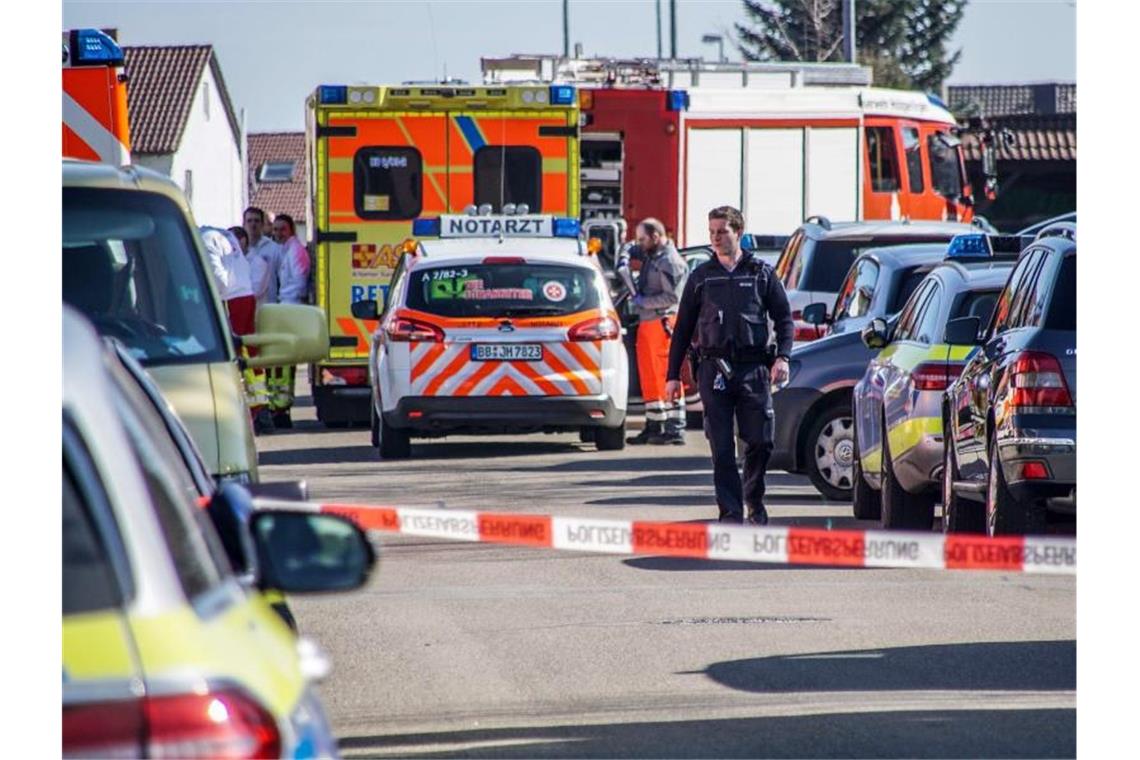 Einsatzkräfte von Polizei, Rettungsdiensten und Feuerwehr stehen in einer abgesperrten Zone. Foto: Dettenmeyer/SDMG/dpa/Archivbild