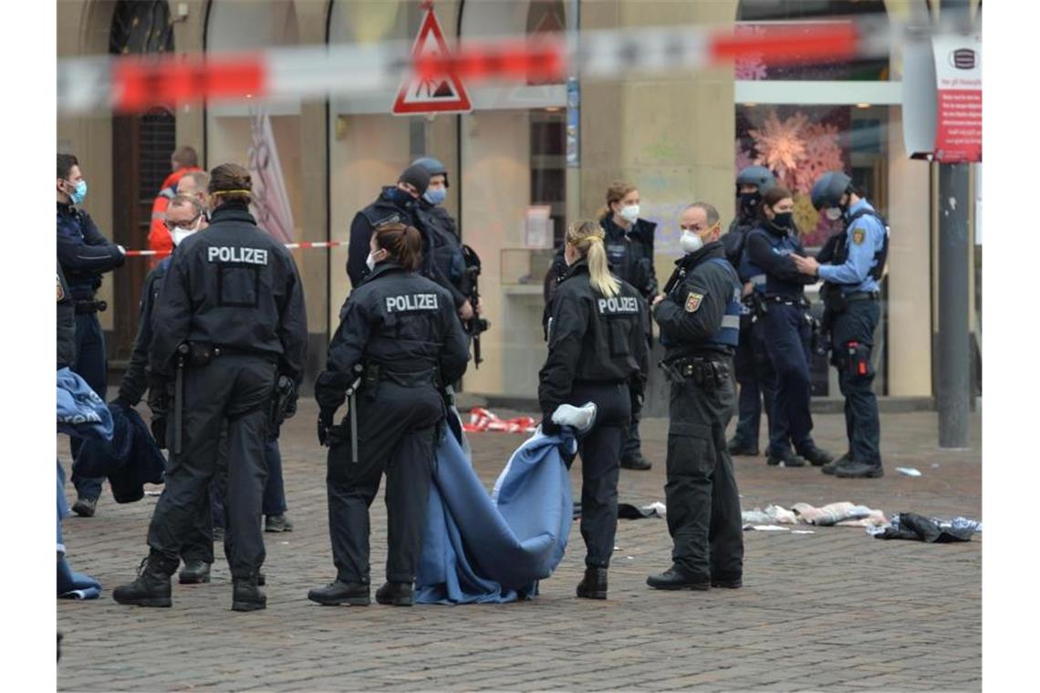 Mutmaßlicher Amokfahrer von Trier will schweigen Einsatzkräfte von Polizei sind nahe der Fußgängerzone in Trier im Einsatz, in der ein Auto mehrere Menschen tödlich erfasst hat. Foto: Harald Tittel/dpa