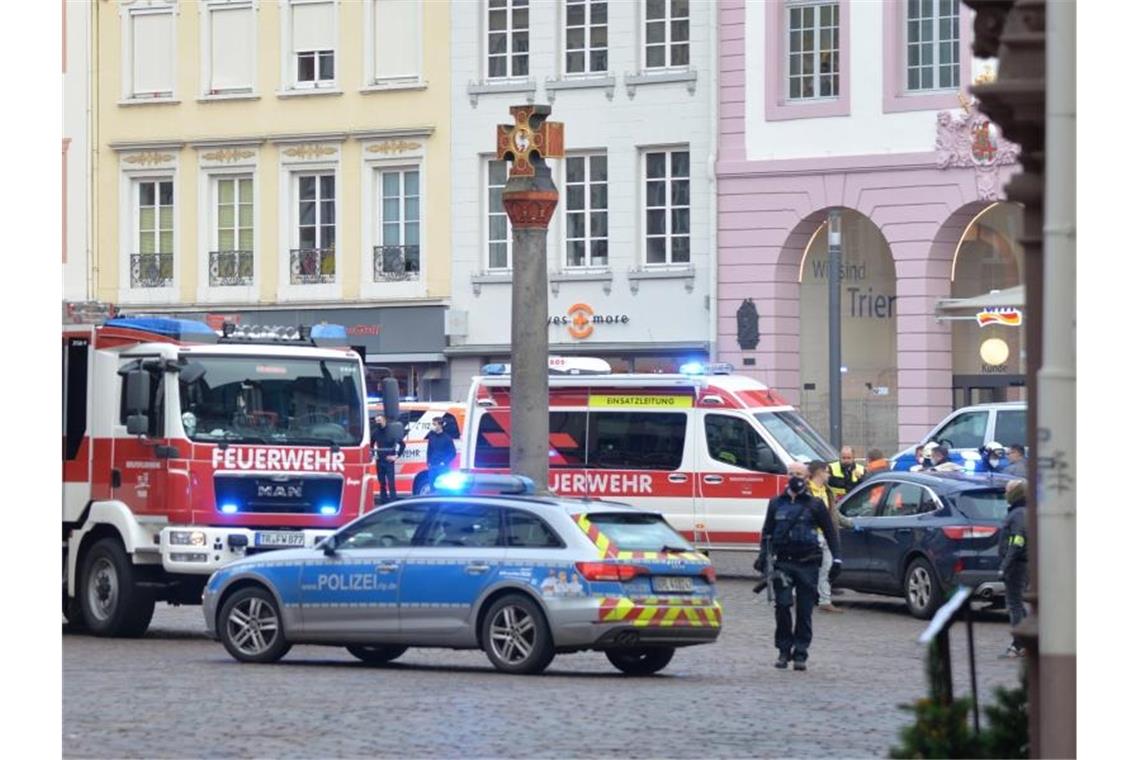 Amokfahrt in Trier: Fünf Menschen getötet, viele verletzt Einsatzkräfte von Polizei und Feuerwehr nahe der Fußgängerzone in Trier. Foto: Harald Tittel/dpa
