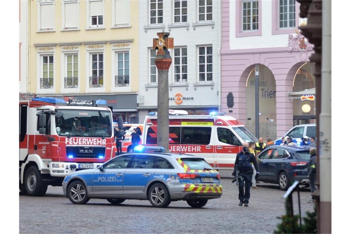 Einsatzkräfte von Polizei und Feuerwehr nahe der Fußgängerzone in Trier. Foto: Harald Tittel/dpa