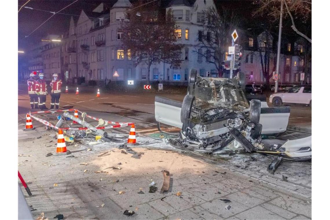 Einsatzkräfte von Polizei und Feuerwehr stehen während eines Einsatzes nach einem Unfall auf einer Straße. Ein mit einem Messer bewaffneter Mann hat im Westen Baden-Württembergs innerhalb weniger Stunden verschiedene Unfälle verursacht, dabei mehrere Menschen verletzt und zwei Fahrzeuge geraubt. Der 48-Jährige habe am Dienstagabend zunächst Unfälle im Raum Karlsruhe verursacht, sei dann über die Autobahn 5 Richtung Süden geflohen und in der Gegend von Freiburg nach weiteren Unfällen schließlich festgenommen worden, teilten Staatsanwaltschaft und Polizei mit. Foto: Aaron Klewer/Einsatz-Report24/dpa/Archiv