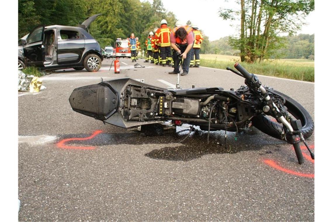 Brennendes Benzin verletzt Biker tödlich Einsatzkräfte von Rettungsdiensten sichern eine Unfallstelle auf einer Landstraße zwischen Königsbach-Stein und Neulingen. Foto: Gress/SDMG