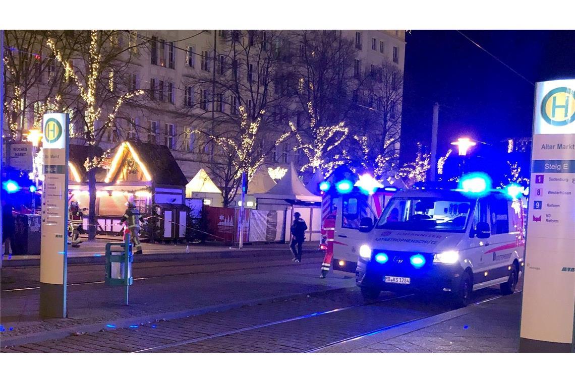 Magdeburg: Anschlag mit Auto auf Weihnachtsmarkt Einsatzkräfte von Rettungsdiensten sind im Einsatz auf dem Weihnachtsmarkt in Magdeburg.
