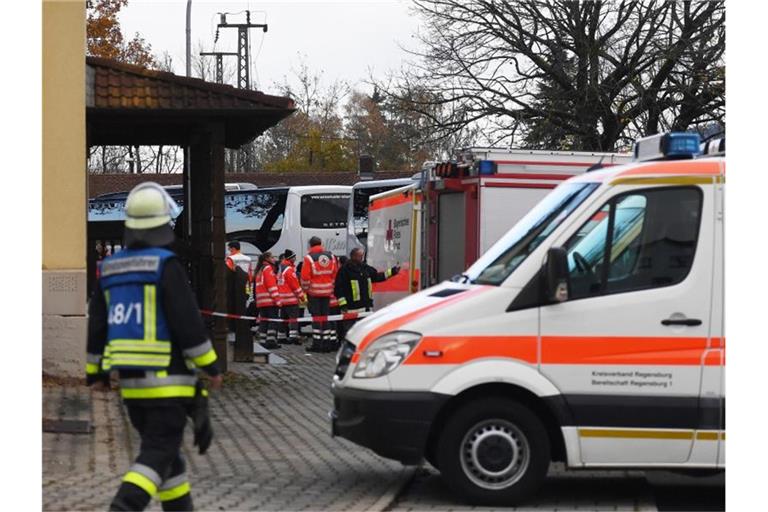 Einsatzkräfte vor der Gaststätte in Seubersdorf, in der die Bahnreisenden am Samstag kurzzeitig untergebracht wurden. Foto: Angelika Warmuth/dpa