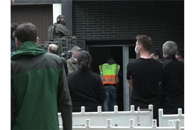 Einsatzkräfte vor einem Bürogebäude in Essen. Foto: Markus Gayk/TNN/dpa