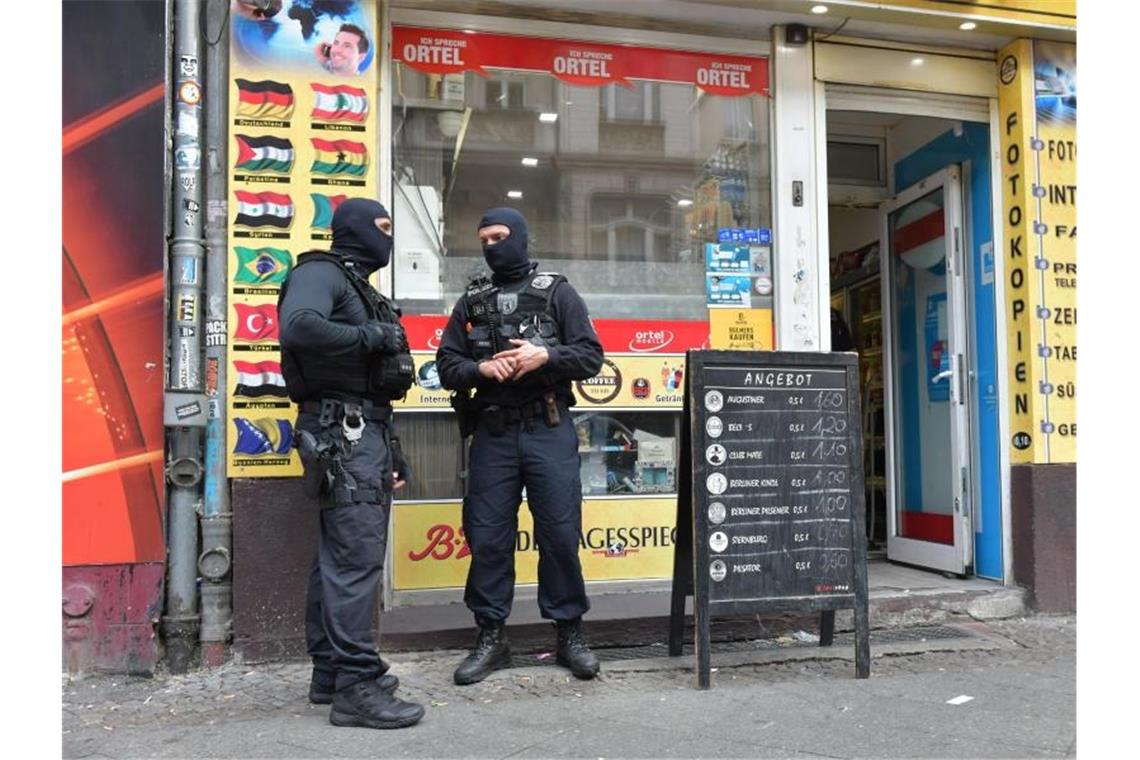Einsatzkräfte vor einem Kiosk im Stadtteil Neukölln: Die Berliner Polizei geht verstärkt gegen kriminelle arabische Großfamilien vor. Foto: Paul Zinken