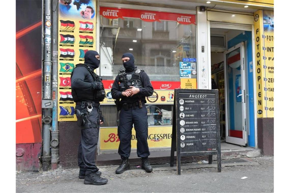Seehofer verspricht mehr Fahnder gegen Clan-Kriminalität Einsatzkräfte vor einem Kiosk im Stadtteil Neukölln: Die Berliner Polizei geht verstärkt gegen kriminelle arabische Großfamilien vor. Foto: Paul Zinken