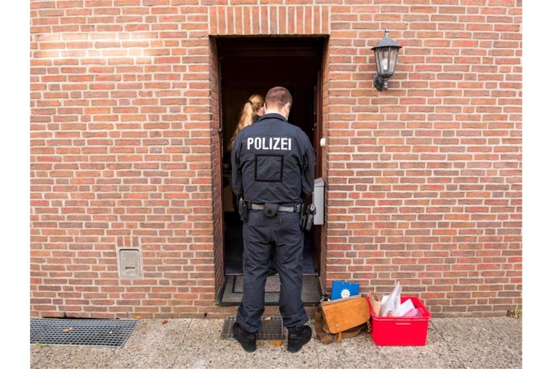 360 Polizisten bei Razzia im Rotlichtmilieu: Festnahmen Einsatzkräfte vor einem Wohnhaus in Norderstedt. Objekte in Hamburg, Niedersachsen und Schleswig-Holstein wurden durchsucht. Foto: Daniel Bockwoldt/dpa
