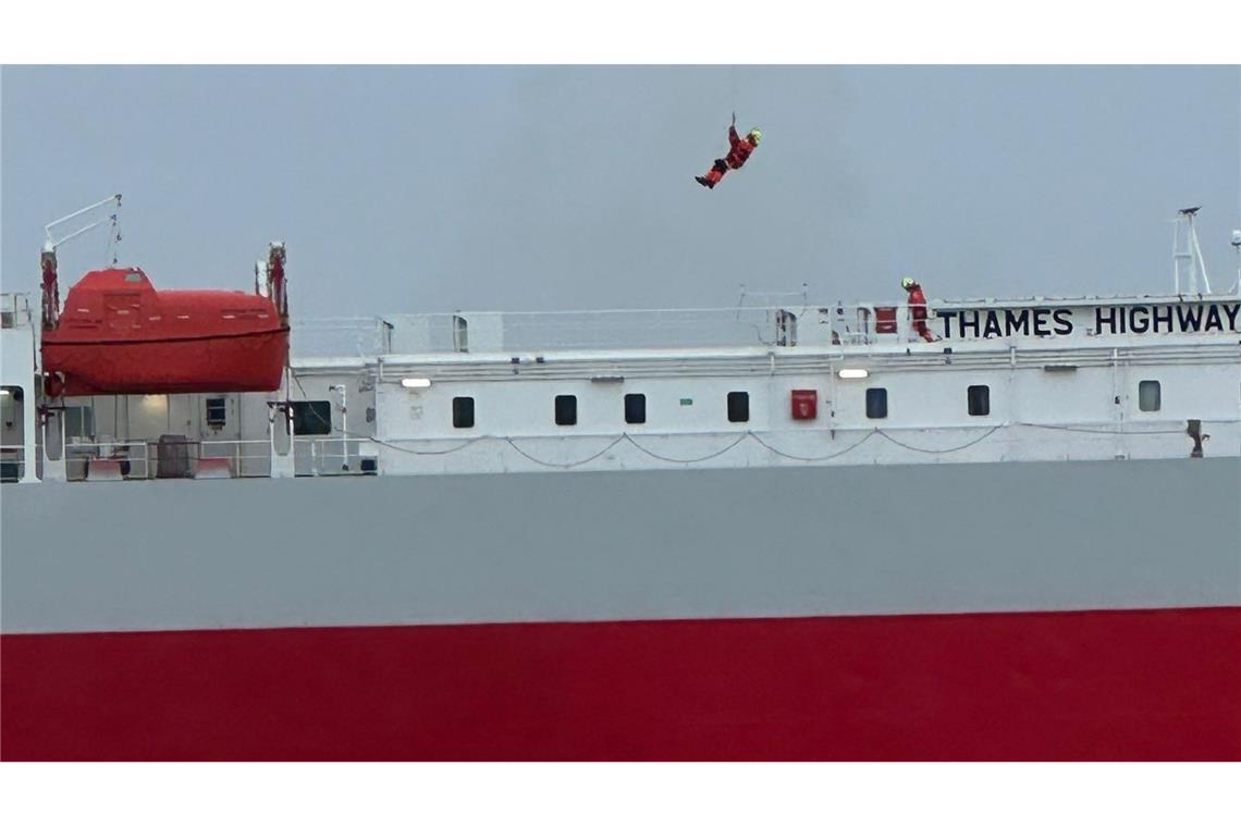 Einsatzkräfte wurden per Helikopter an Land gebracht.