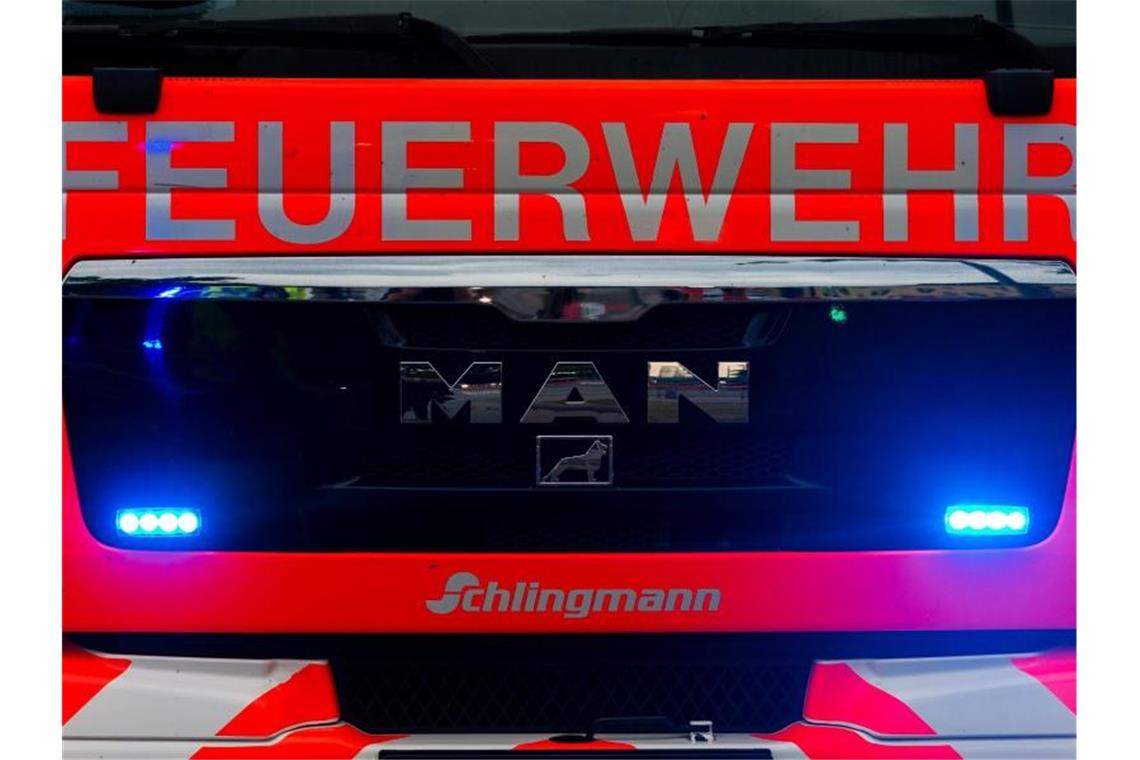 Hoher Sachschaden nach Autobrand in Carport Einsatzwagen der Feuerwehr. Foto: Mohssen Assanimoghaddam/dpa/Symbolbild