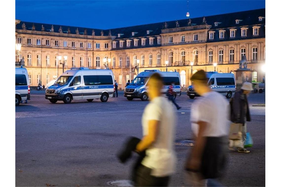 Einsatzwagen der Polizei stehen auf dem Stuttgarter Schlossplatz. Foto: Christoph Schmidt/dpa