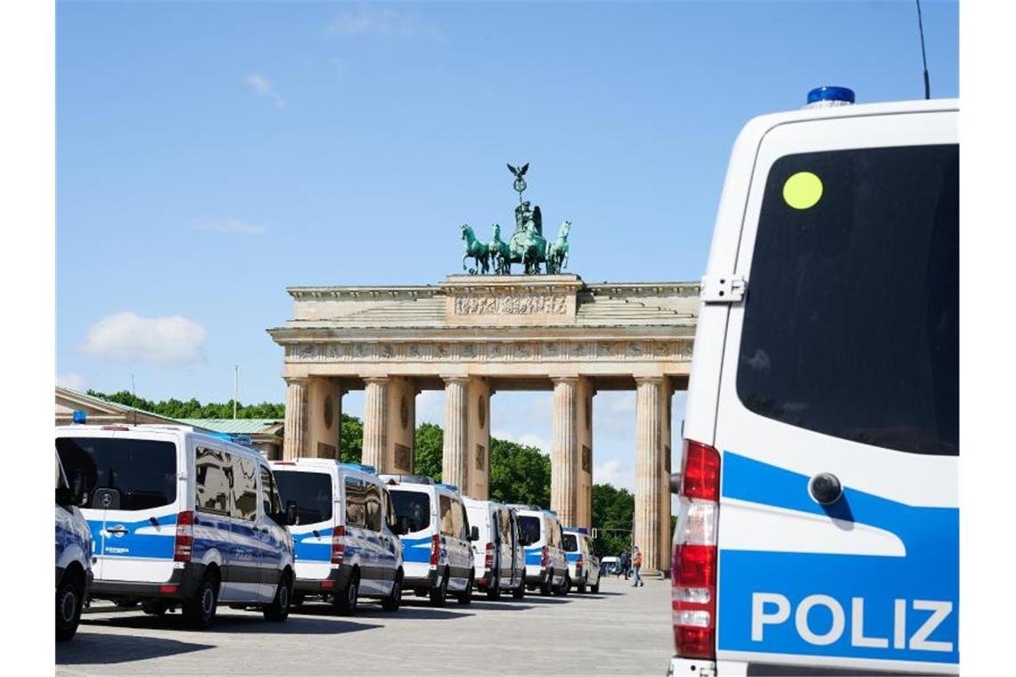 Trotz Demo-Verboten: Kleinere Corona-Proteste in Berlin Einsatzwagen der Polizei vor dem Brandenburger Tor in Berlin. Foto: Annette Riedl/dpa