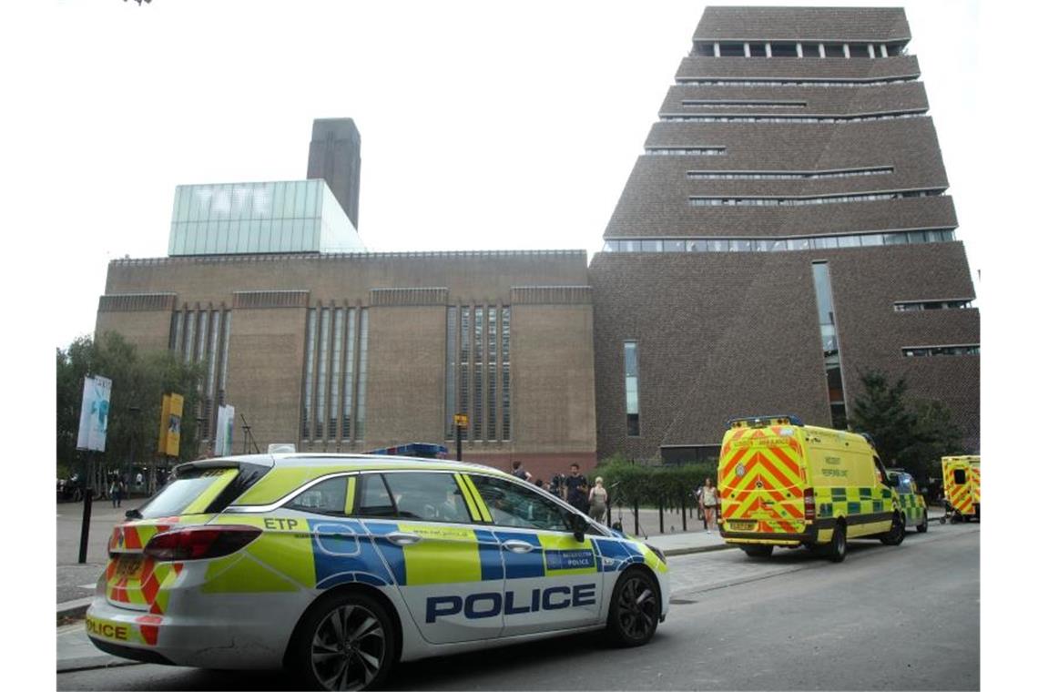 Einsatzwagen stehen nach der Tat im August 2019 vor der Tate Modern in London. Foto: Yui Mok/PA Wire/dpa