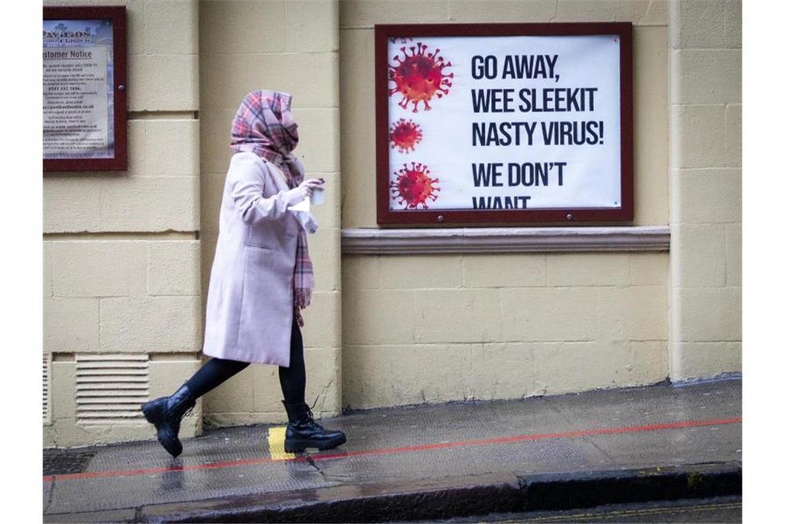 Ein Schild im Stadtzentrum von Glasgow fordert das Coronavirus zum Abhauen auf ... Foto: Jane Barlow/PA Wire/dpa