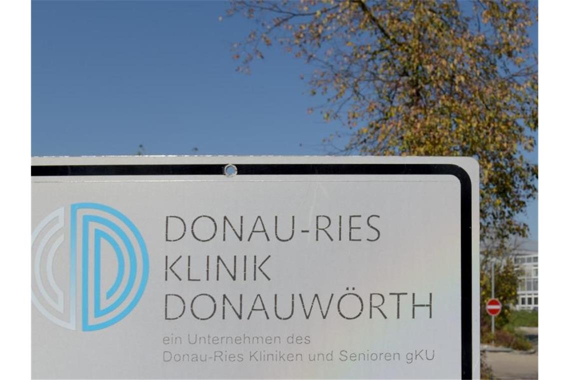 Zwei Jahre nach Hepatitisskandal Anklage gegen Anästhesisten Ein Schild weist auf die Donau-Ries Klinik Donauwörth hin. Foto: Stefan Puchner/dpa/Archivbild