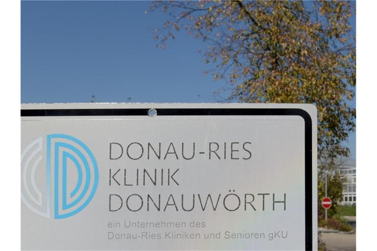 Ein Schild weist auf die Donau-Ries Klinik Donauwörth hin. Foto: Stefan Puchner/dpa/Archivbild