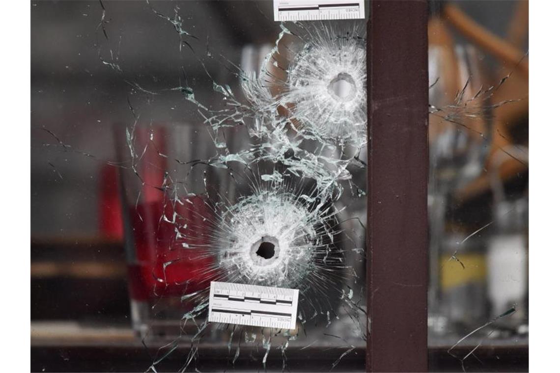 Prozess um Terroranschläge von Paris gestartet Einschusslöcher am Café Bonne Bière in Paris. Islamisten hatten am 13. November 2015, zunächst in der Konzerthalle „Bataclan“ ein Massaker angerichtet und anschließend Bars und Restaurants attackiert. Foto: Uwe Anspach/dpa