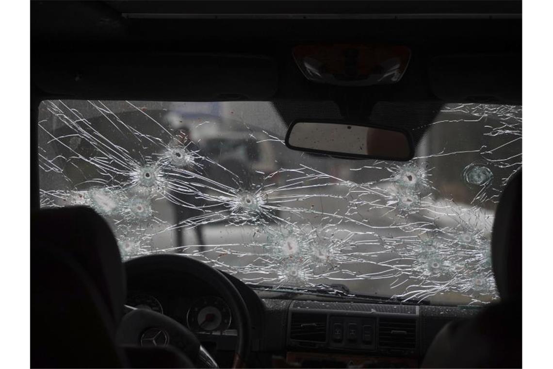 Mehr als 160 Tote bei Unruhen in Kasachstan Einschusslöcher in der Windschutzscheibe eines Autos in Almaty. Kasachstan erlebte in dieser Woche die schlimmsten Straßenproteste seit seiner Unabhängigkeit von der Sowjetunion. Foto: Vladimir Tretyakov/NUR.KZ/AP/dpa