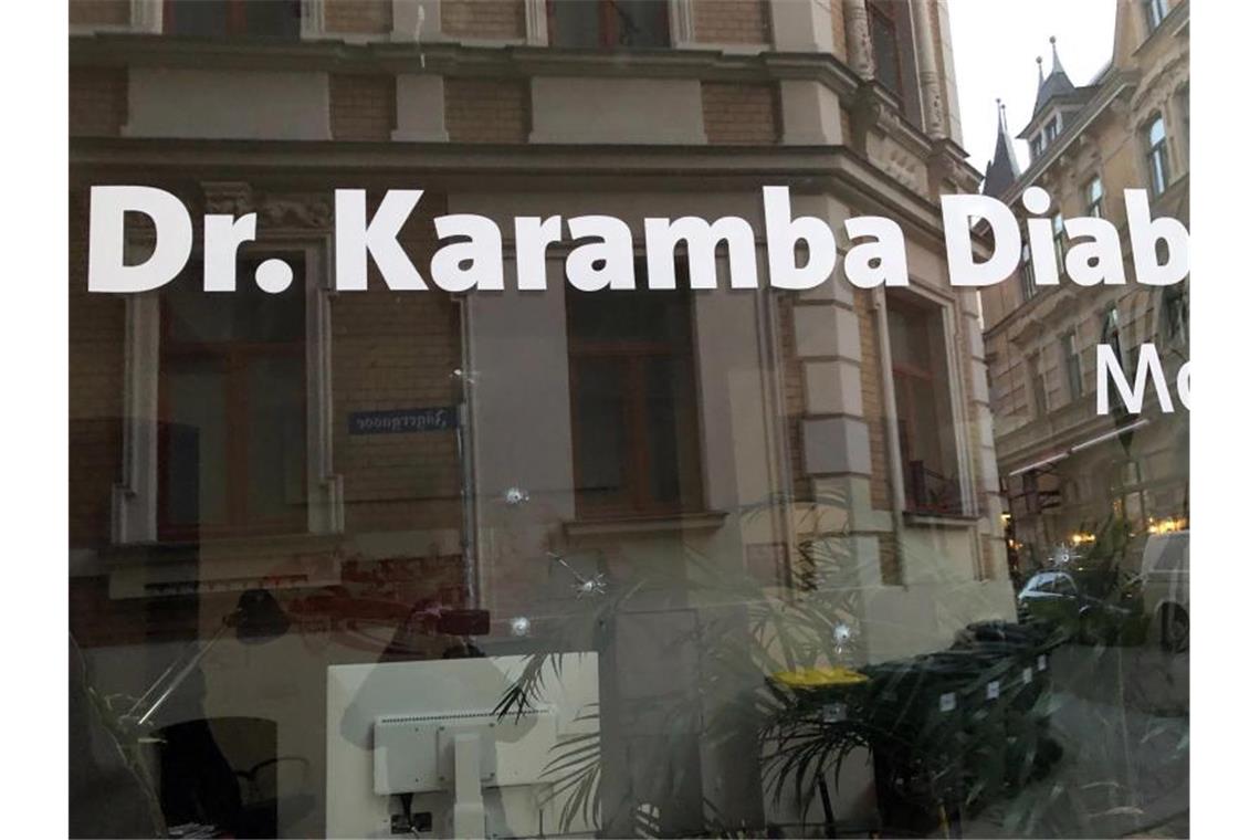 Einschusslöcher in einer Scheibe des Büros des SPD-Bundestagsabgeordneten Karamba Diaby in Halle. Foto: Petra Buch/dpa-Zentralbild/dpa