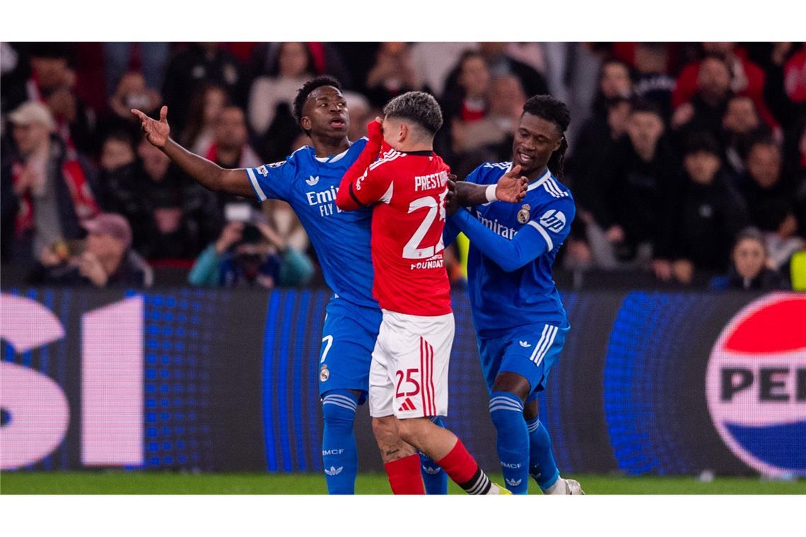 Einspruch abgewiesen: Gianluca Prestianni (M) bleibt von der UEFA vorläufig gesperrt. (Archivbild)