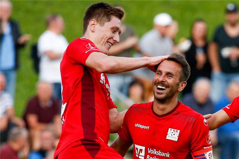 Einst bejubelten Mario Marinic (rechts) und Leon Maier gemeinsam Tore der TSG. Im Duell Backnang gegen Aalen stehen sie sich nun als Gegner gegenüber. Foto: Alexander Becher