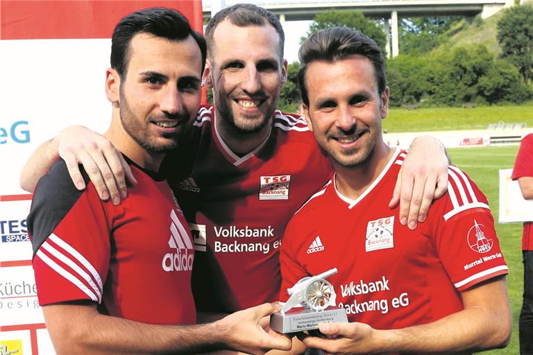 Einst gemeinsam für den Etwiesenverein am Ball, heute als sportlicher Leiter in Backnang. als Sportdirektor in Gmünd und als TSG-Trainer Gegner in der Oberliga: Oguzhan Biyik, Stephan Fichter und der ehemalige Torjäger Mario Marinic (von links).Archivfoto: Bernd Strohmaier