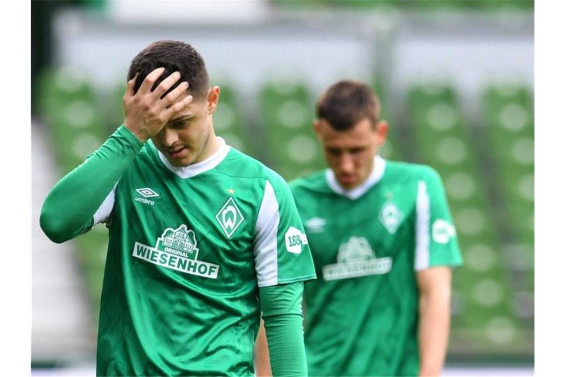 Einst Hoffnungsträger, nun Absteiger: Maximilian Eggestein (hinten) und Milot Rashica nach der Heimpleite gegen Gladbach. Foto: Carmen Jaspersen/dpa