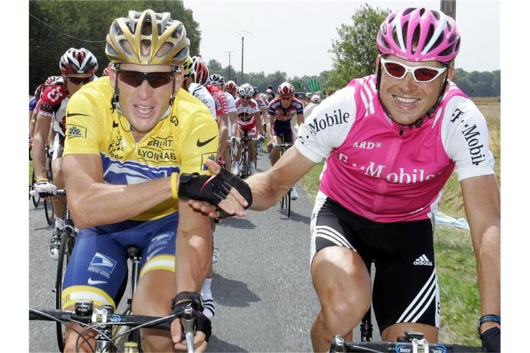 Einst Rivalen auf dem Rad, heute Freunde: Lance Armstrong (l) und Jan Ullrich. Foto: Gero Breloer/dpa