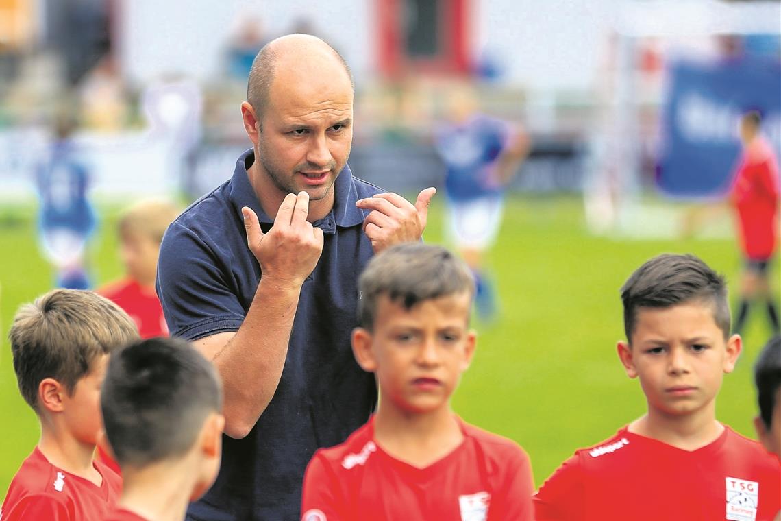 Dribbeln, grätschen, jubeln Einst Taktgeber im TSG-Mittelfeld, jetzt bei den F-Junioren seines Vereins: Jens Schwab, zu dessen Team auch sein Sohn Lasse gehört. Foto: A. Becher
