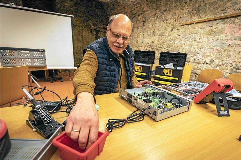 Einst war Heinz Roitsch als Elektroingenieur in der Serverentwicklung tätig. Jetzt hat der 67-Jährige als Rentner Zeit und Lust, sich in Reparaturcafés dem Aufspüren von defekten Bauteilen in elektrischen und elektronischen Geräten zu widmen. Foto: Alexander Becher
