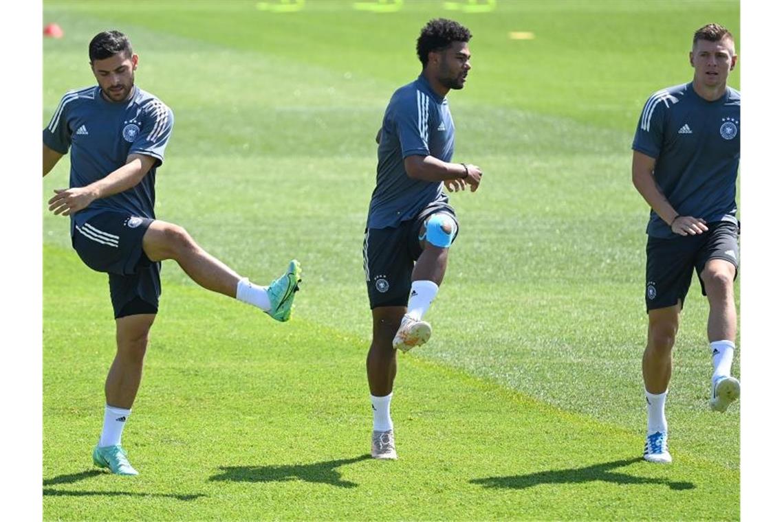 Einstimmen für Portugal: Kevin Volland, Serge Gnabry und Toni Kroos (l-r) beim DFB-Abschlusstraining. Foto: Federico Gambarini/dpa