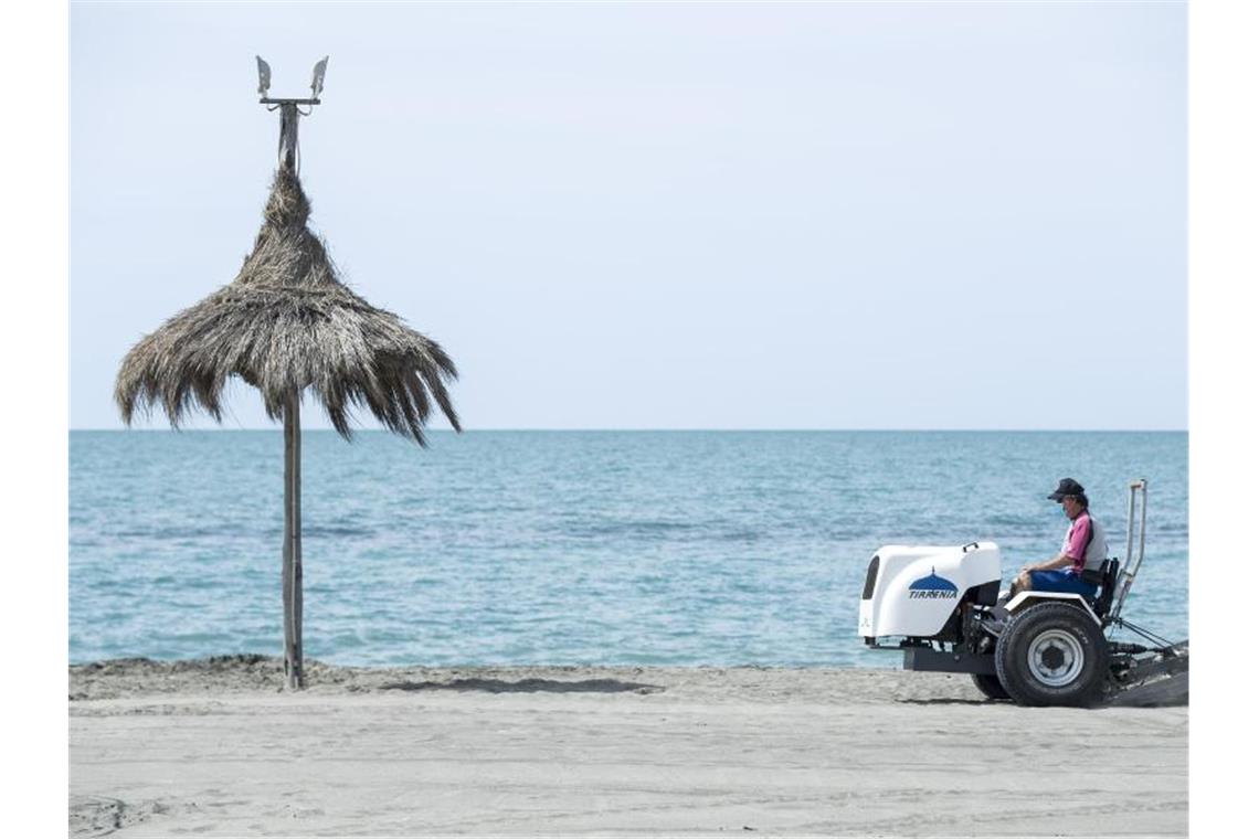 Italien will Einreisen ab dem 3. Juni wieder erlauben Ein Strand in Italien wird auf die Wiederöffnung im Sommer vorbereitet. Foto: Roberto Monaldo.Lapress/LaPresse via ZUMA Press/dpa