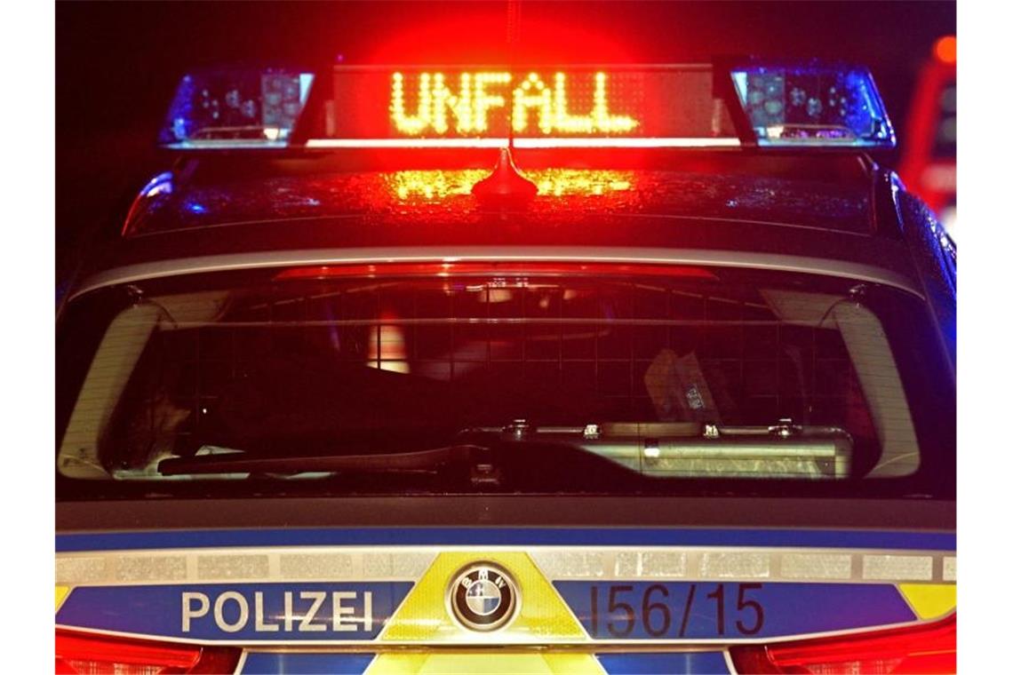 Ein Streifenwagen der Polizei steht an einem Unfallort. Foto: Stefan Puchner/dpa/Symbolbild