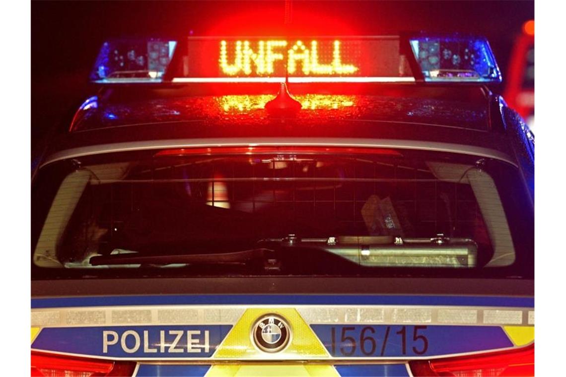 Ein Streifenwagen der Polizei steht an einem Unfallort. Foto: Stefan Puchner/dpa/Symbolbild