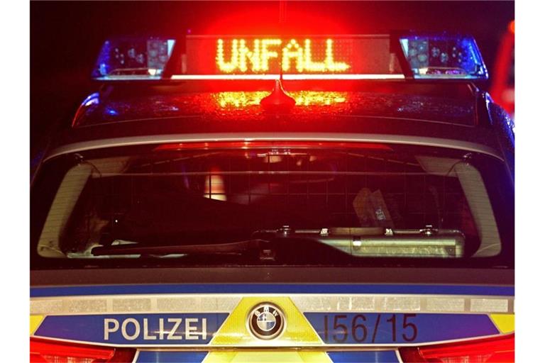 Ein Streifenwagen der Polizei steht an einem Unfallort. Foto: Stefan Puchner/dpa/Symbolbild
