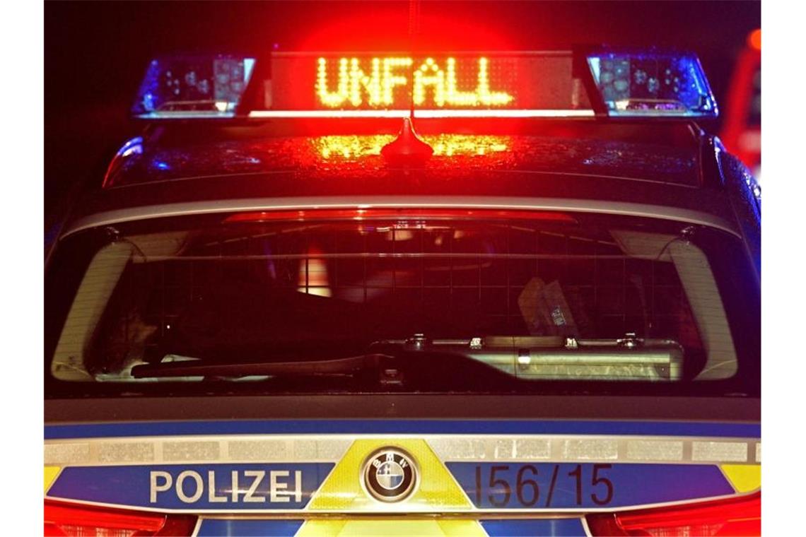 Ein Streifenwagen der Polizei steht an einer Unfallstelle. Foto: Stefan Puchner/dpa/Symbolbild