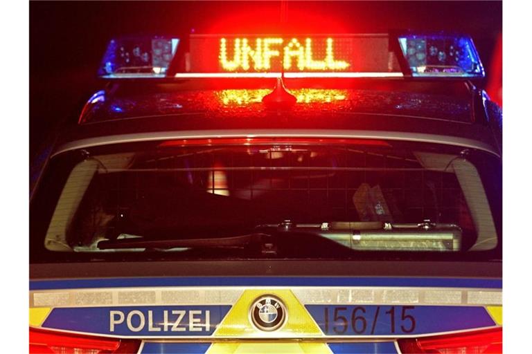 Ein Streifenwagen der Polizei steht an einer Unfallstelle. Foto: Stefan Puchner/dpa/Symbolbild