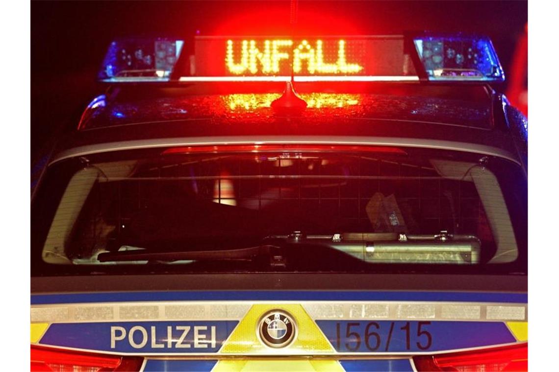 Mann kommt mit Fahrrad zu Fall und stirbt Ein Streifenwagen der Polizei steht an einer Unfallstelle. Foto: Stefan Puchner/dpa/Symbolbild