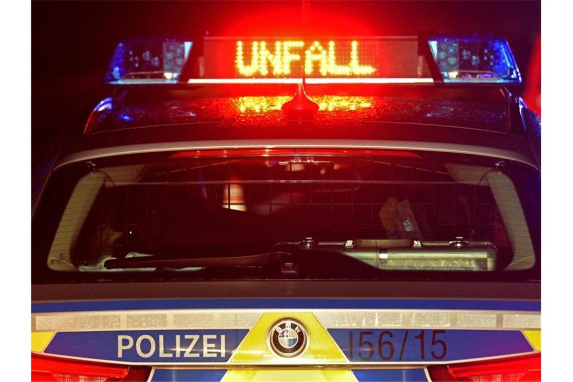 Auto stößt mit Stadtbahn zusammen: Vier Verletzte Ein Streifenwagen der Polizei steht an einer Unfallstelle. Foto: Stefan Puchner/dpa/Symbolbild