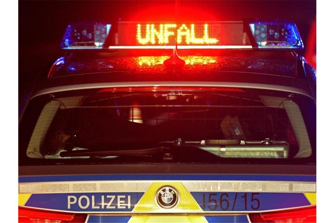 Glätte in Heidelberg: Bus kommt von Straße ab Ein Streifenwagen der Polizei steht an einer Unfallstelle. Foto: Stefan Puchner/dpa/Symbolbild