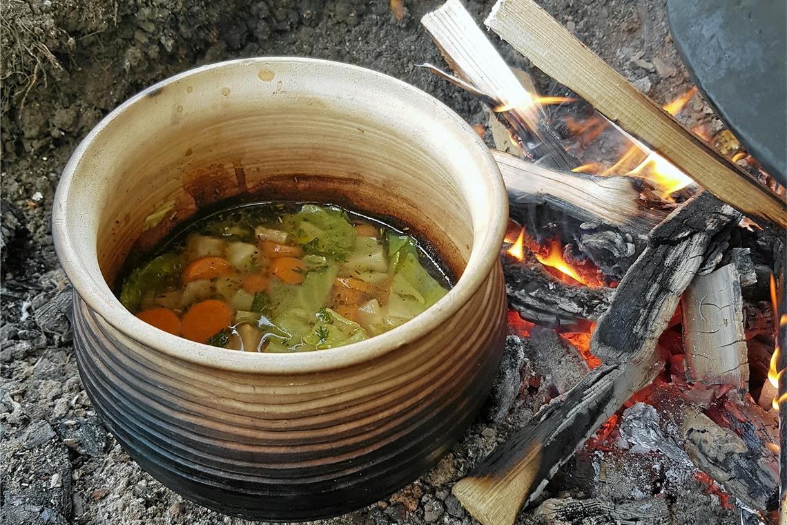 Eintopf – aus dem Tontopf auf dem Feuer – war im Mittelalter ein häufiges Essen. Man nutzte, was gerade da war. Fotos: privat