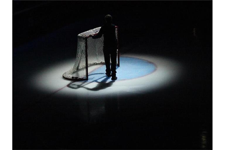 Ein Tor wird vor dem Spiel aufs Eis gestellt. Foto: picture alliance / dpa/Symbolbild