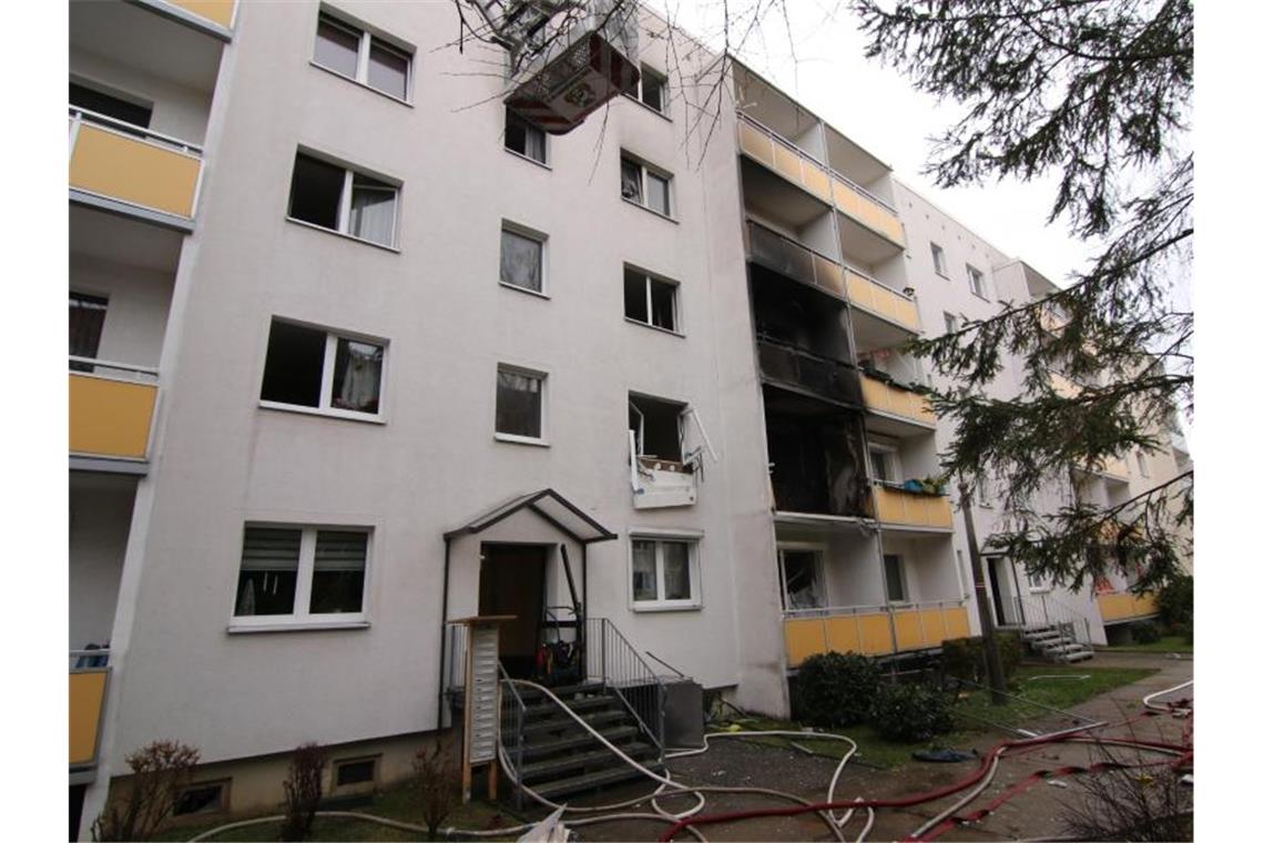 Ein Toter und 15 Verletzte nach Explosion in Wohnblock Ein Toter wurde nach der Explosion gefunden. Foto: Matthias Bein/dpa-Zentralbild/dpa