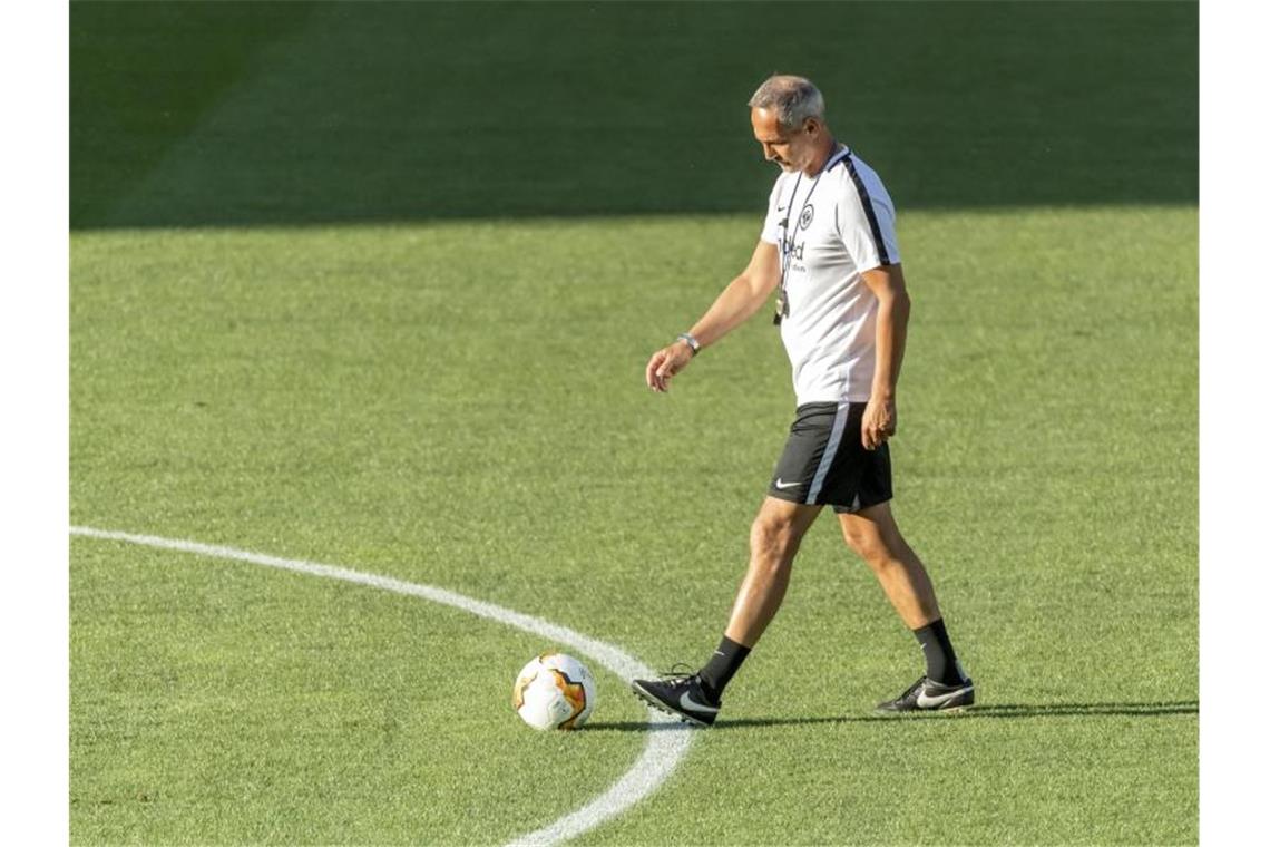 Eintracht-Cheftrainer Adi Hütter will mit seinem Team die Sensation schaffen. Foto: Georgios Kefalas/KEYSTONE/dpa