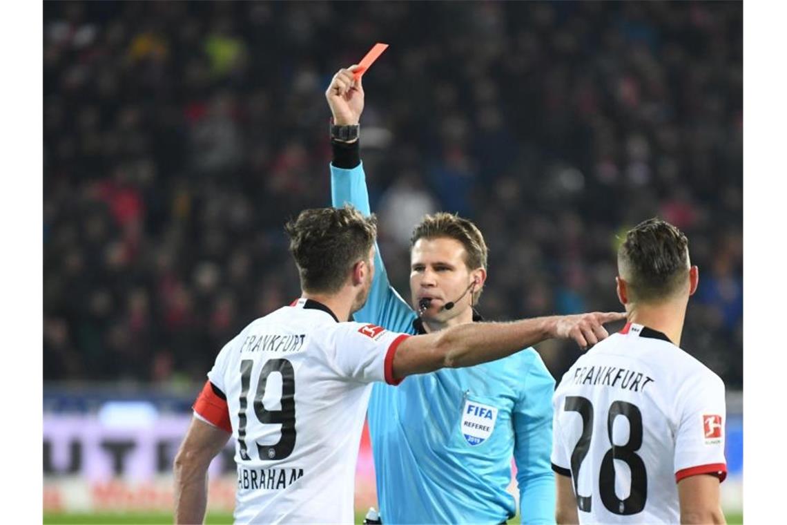 Nach Attacke gegen Streich: Abraham sieben Wochen gesperrt Eintracht Frankfurt muss einige Wochen auf David Abraham verzichten. Foto: Patrick Seeger/dpa